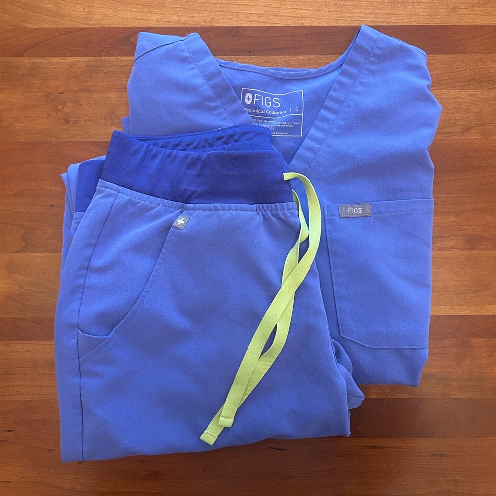 FIGS blueberry wayfarer scrub set